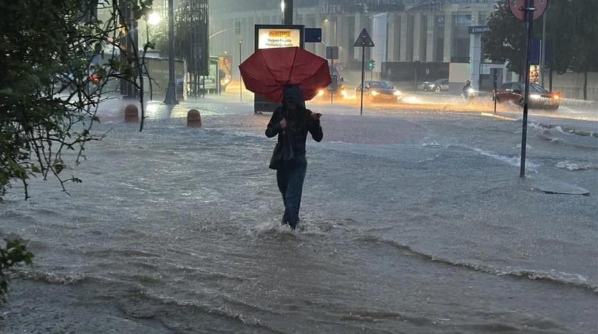 Meteoroloji'den İstanbul dahil bir&ccedil;ok il i&ccedil;in kuvvetli yağış uyarısı: "Sel ve su baskınları yaşanabilir"