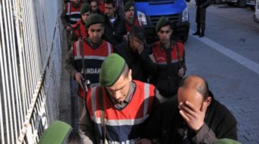 &Ccedil;alıştıkları fabrikayı soydukları iddia edilen 9 iş&ccedil;i yakalandı