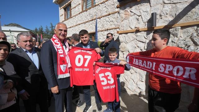 Bakan Ersoy, baba ocağında iki yeni eserin açılışını yaptı