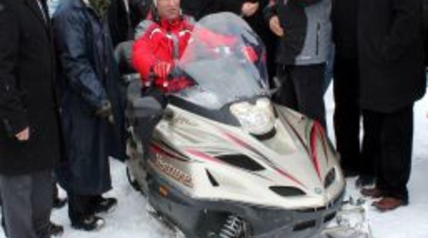 Bozdağ ilk defa kullandığı kar motoruyla bir &ccedil;ocukla vatandaşı ezecekti