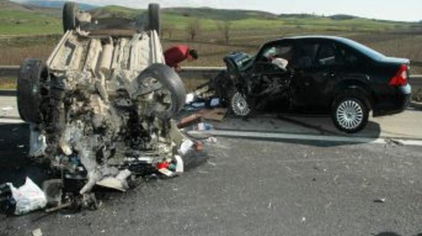 Otomobil ile kamyonet &ccedil;arpıştı: 3&rsquo;&uuml; ağır 5 kişi yaralandı
