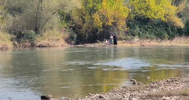 Piknik yaparken mahsur kalan 2 kişiyi itfaiye kurtardı 1