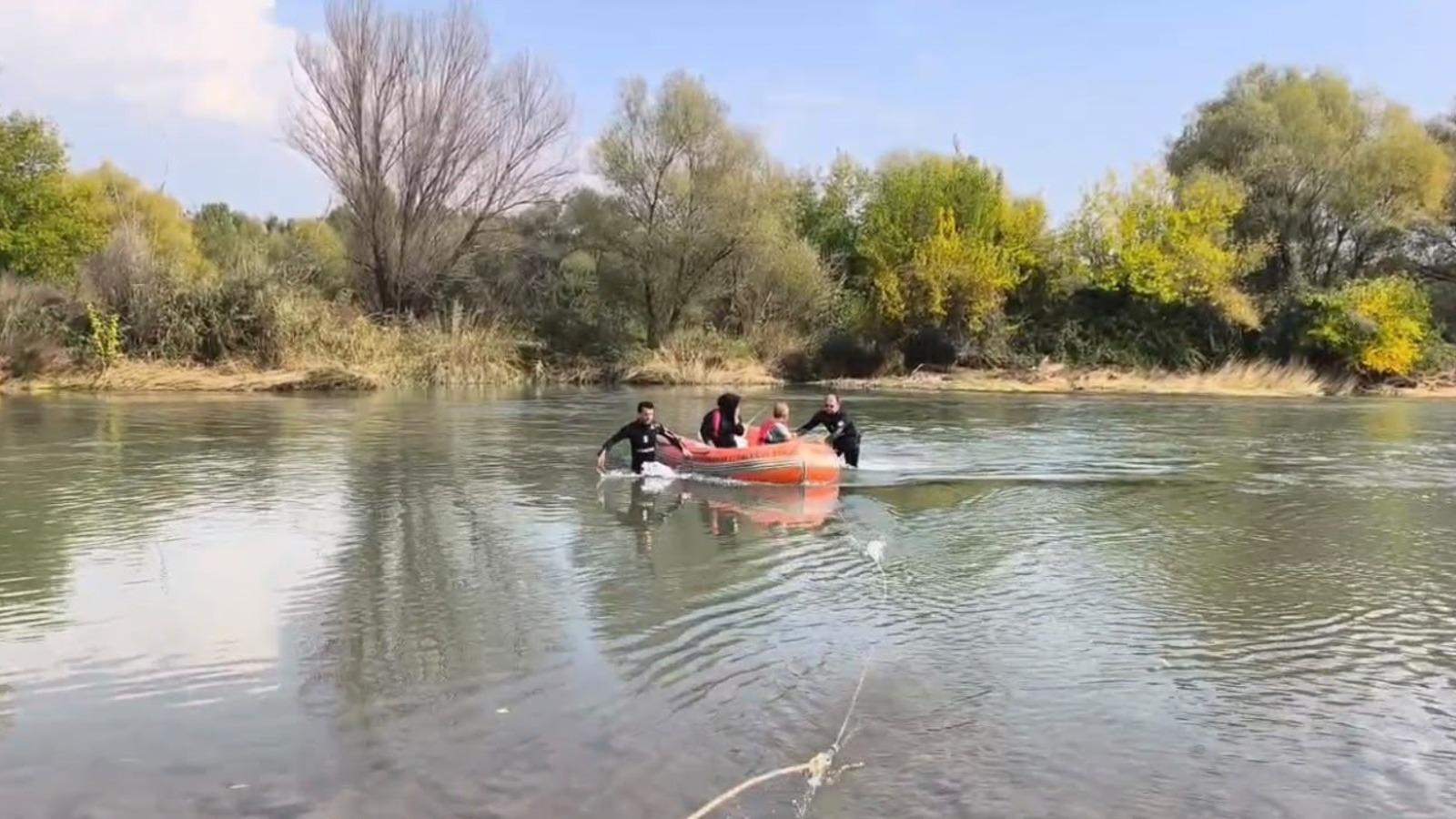Piknik yaparken mahsur kalan 2 kişiyi itfaiye kurtardı