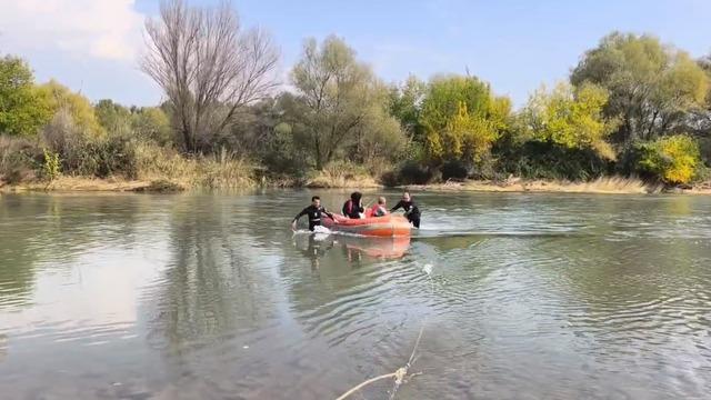 Piknik yaparken mahsur kalan 2 kişiyi itfaiye kurtardı