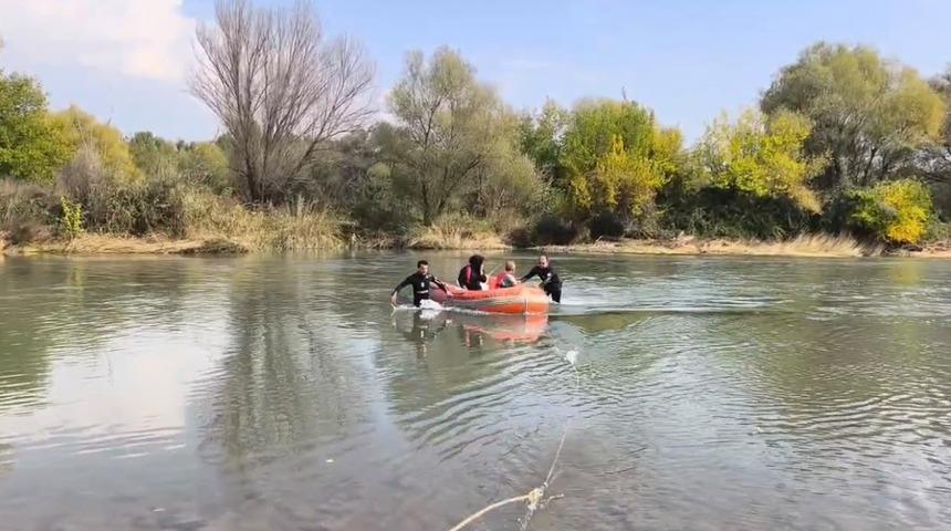 Piknik yaparken mahsur kalan 2 kişiyi itfaiye kurtardı