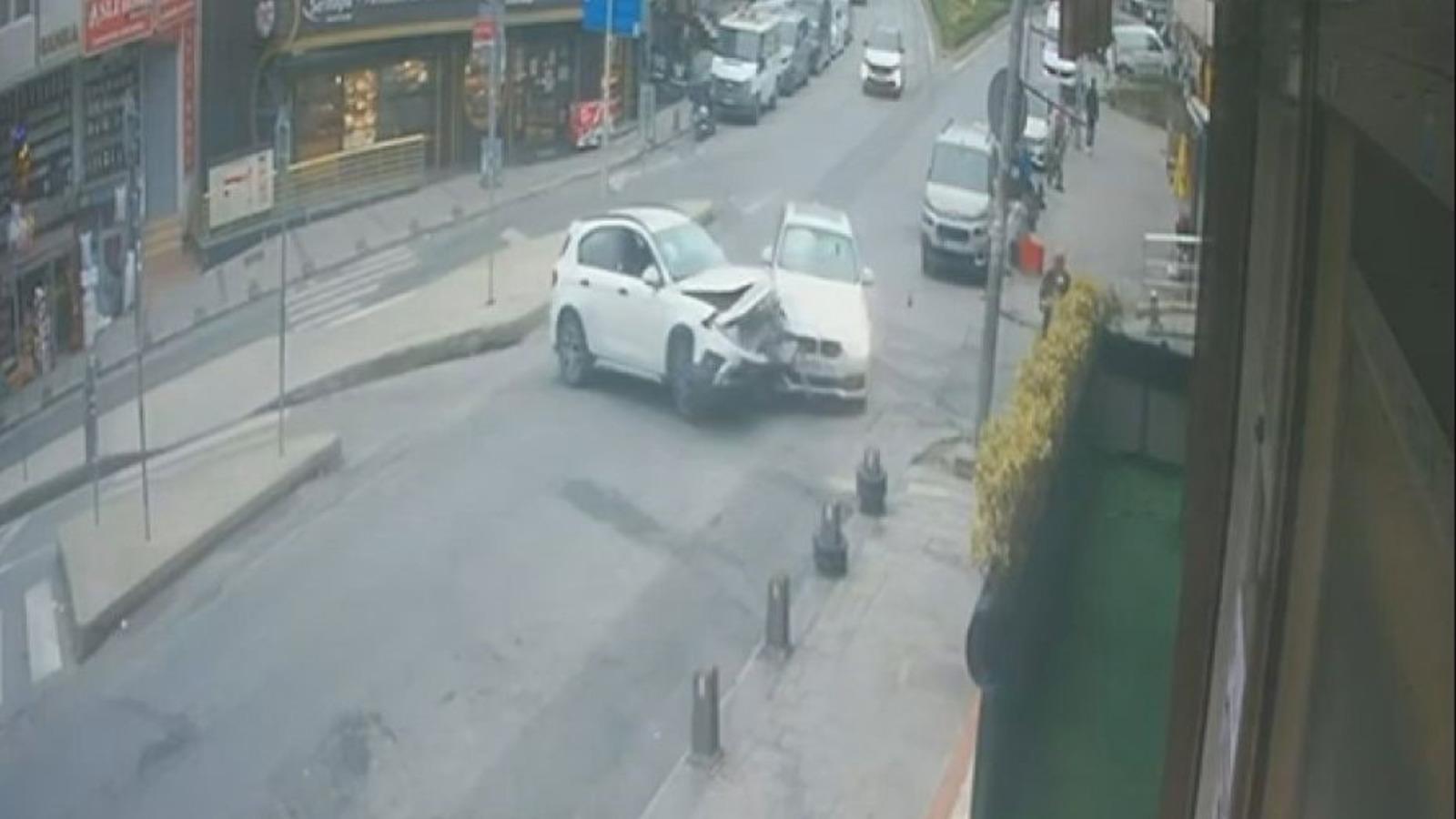 Arnavutköy'de 2 otomobilin çarpıştığı kaza kamerada 📹