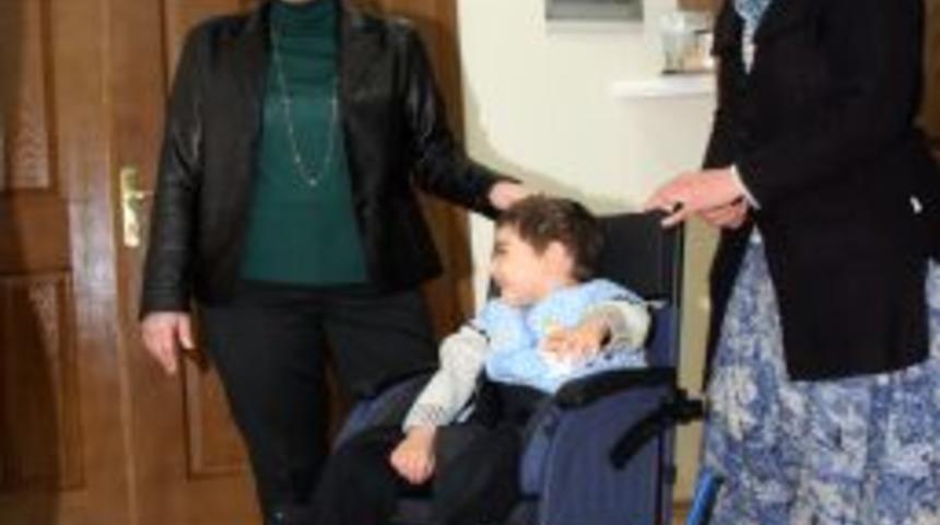 Beypazarılı engellilere tekerlekli sandalye hediyesi