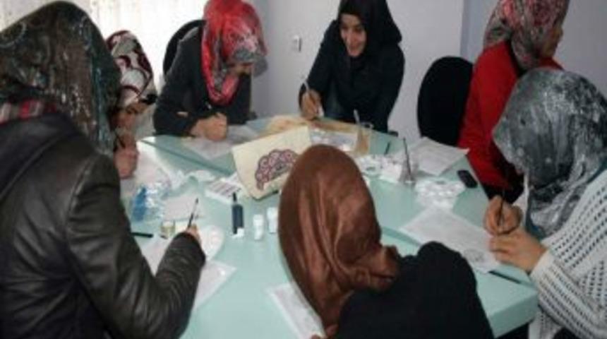 Midyatlı bayanlar tezhip sanatı &ouml;ğreniyor