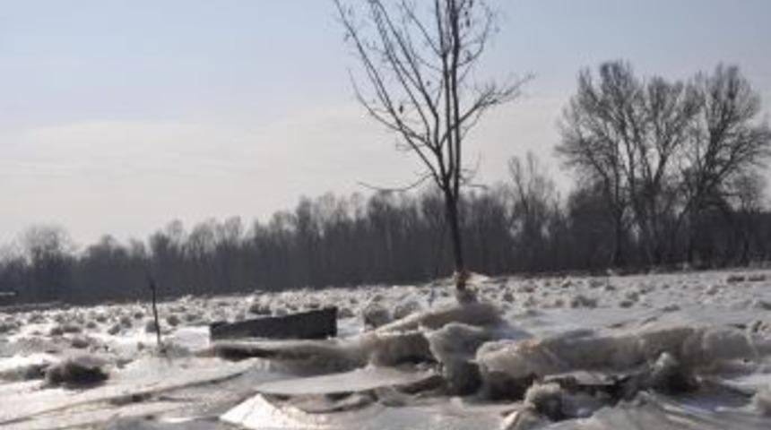 Dondurucu soğuk Edirne&rsquo;de buz devrini yaşatıyor