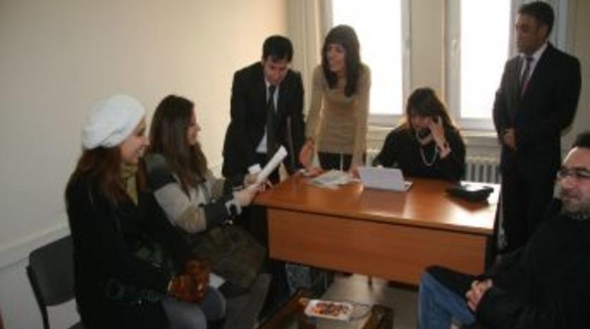 Hakkari'ye yeni atanan &ouml;ğretmenler i&ccedil;in danışma masası kurdu