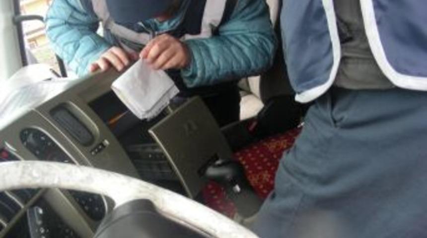 Sahte paraları atıp ka&ccedil;an TIR şof&ouml;r&uuml; yakalandı