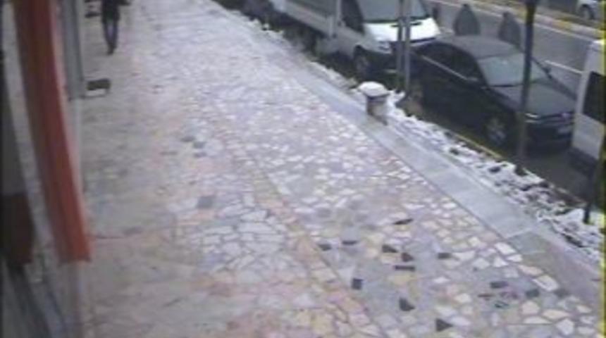 &Ccedil;arşaf giyip kuyumcu soyan dayı ile yeğeni g&uuml;venlik kamerasında