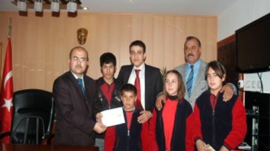 Sumbas Kaymakamı başarılı &ouml;ğrencileri &ouml;d&uuml;llendirdi