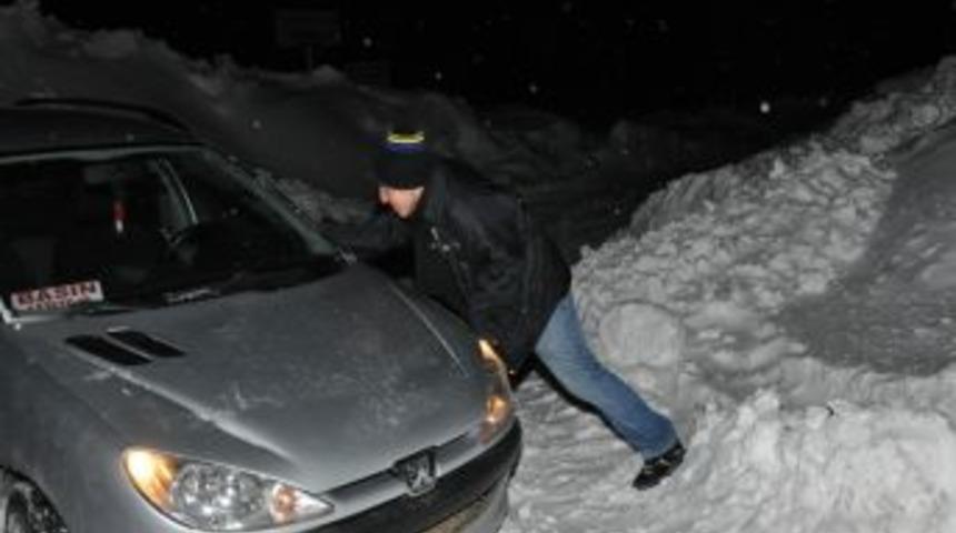 Karda 3 Saat Mahsur Kalan Gazetecilerin İmdadına Kaymakam Yetişti