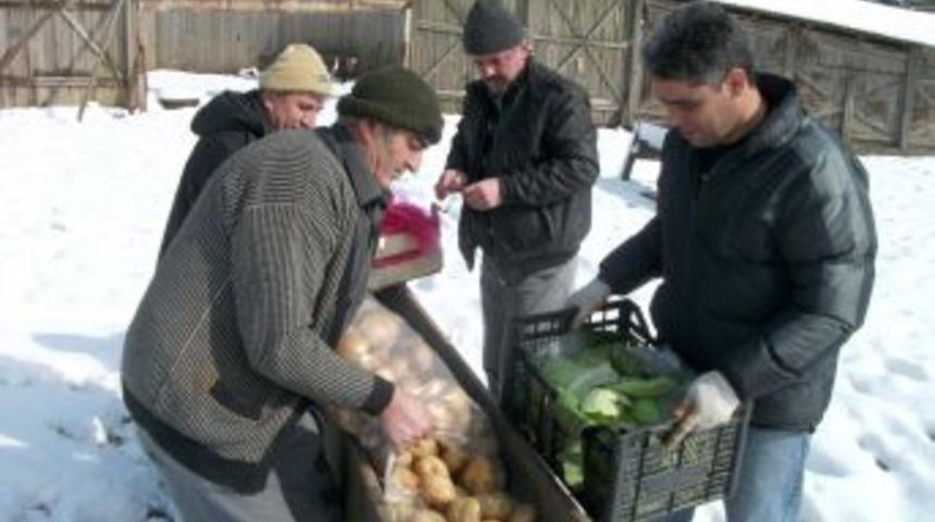 Karda a&ccedil; kalan geyik ve yaban hayvanları unutulmadı