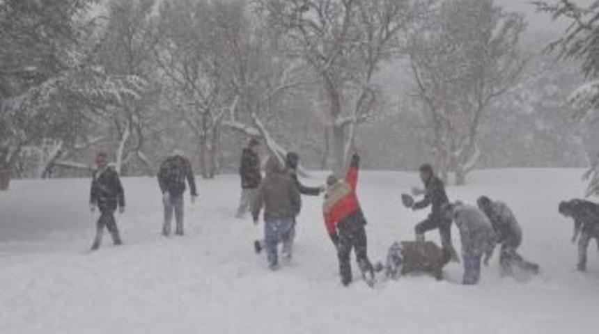 Yozgat&rsquo;ta polis ve basın mensupları kar altında eğlendi