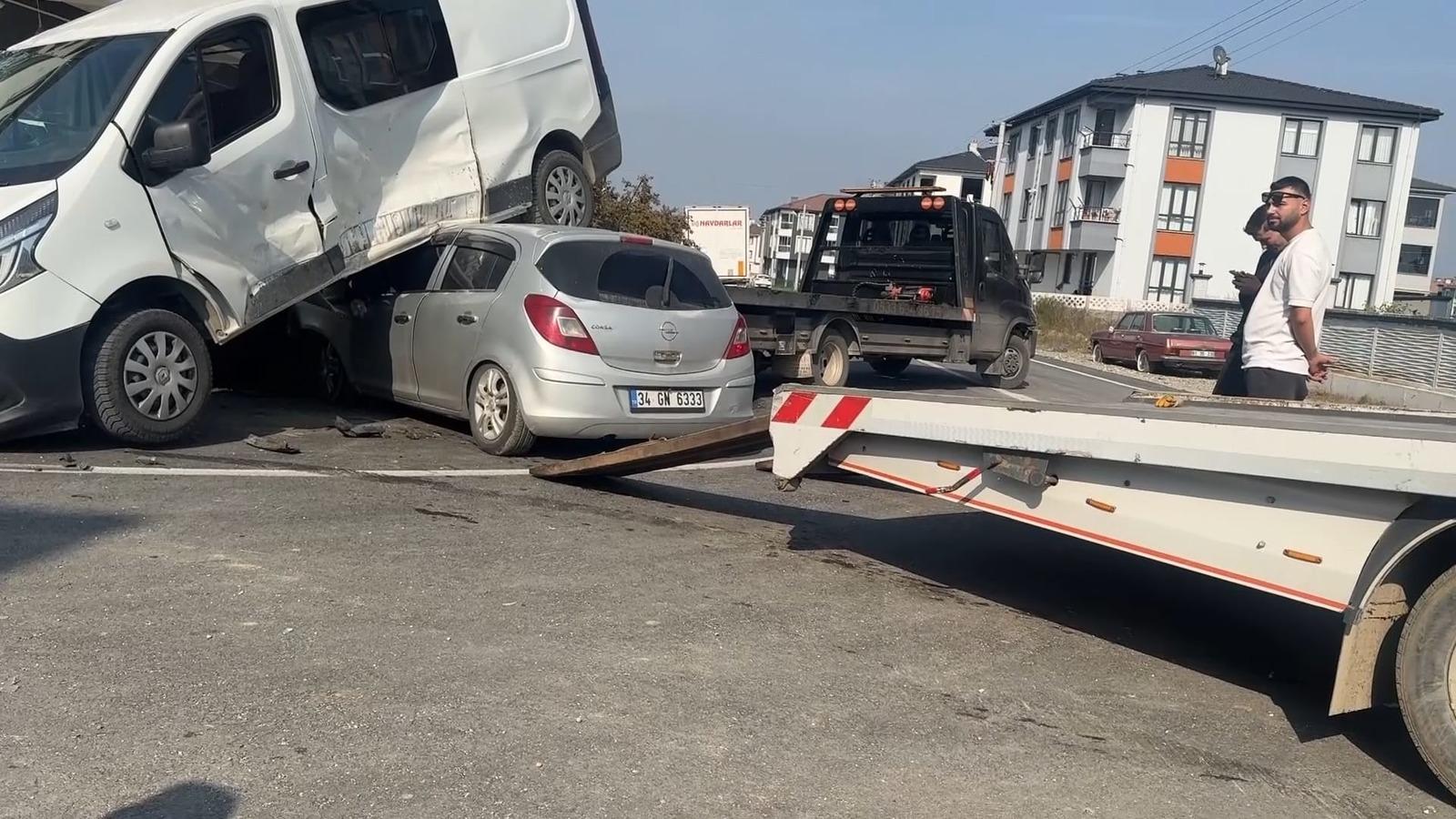 Düzce - Otomobil ve minibüs çarpışıp savrulduktan sonra park halindeki araca çarptı: 3 yaralı