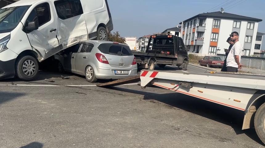 D&uuml;zce - Otomobil ve minib&uuml;s &ccedil;arpışıp savrulduktan sonra park halindeki araca &ccedil;arptı: 3 yaralı