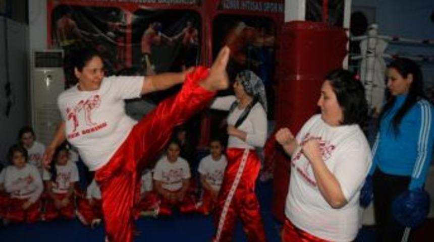 Kadınlar şiddetten korunmak i&ccedil;in kick boks &ouml;ğreniyor