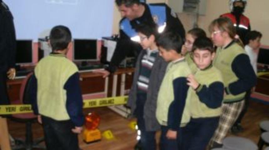 Burhaniye&rsquo;de &ouml;ğrencilere polislik mesleği anlatılıyor