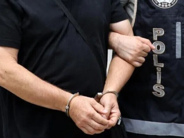 G&uuml;r&uuml;lt&uuml; y&uuml;z&uuml;nden &ccedil;ıkan tartışmada baba oğlunu bı&ccedil;akladı