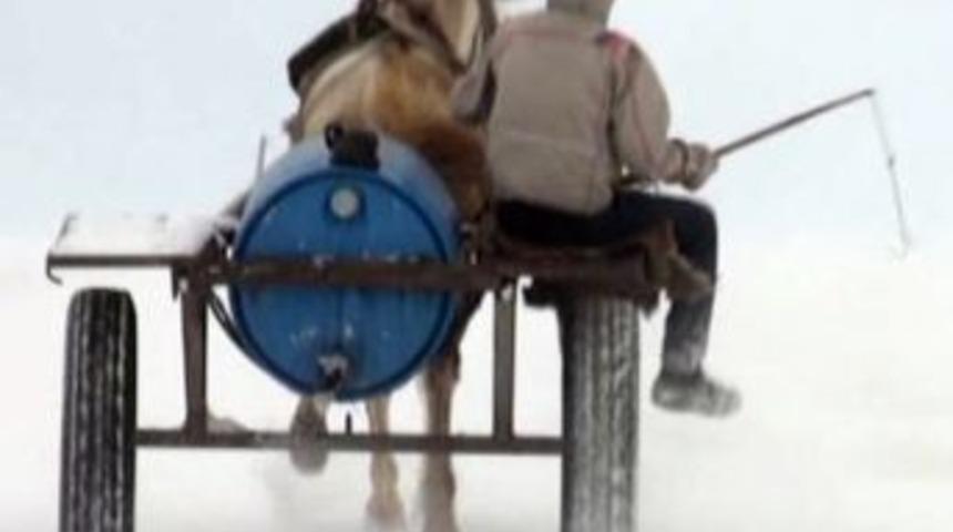 At &uuml;zerinde suya giden k&ouml;yl&uuml;lerin tipi ile m&uuml;cadelesi