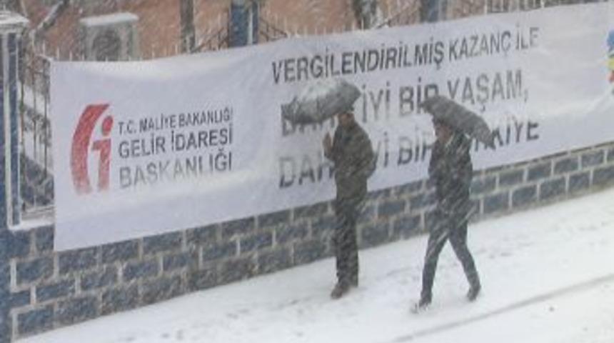 Siirt şehir merkezinin t&uuml;m yolları ulaşıma kapandı