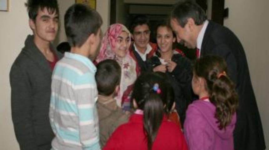 Başkan Tekin, depremzedelere moral ziyaretinde bulundu