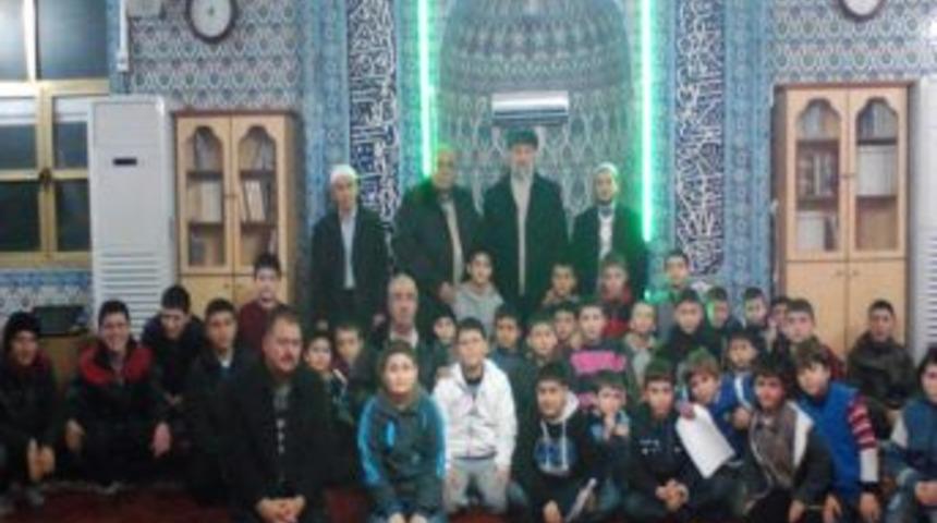 Namazını camide kılan &ccedil;ocuklar puan toplayıp &ouml;d&uuml;l kapacak