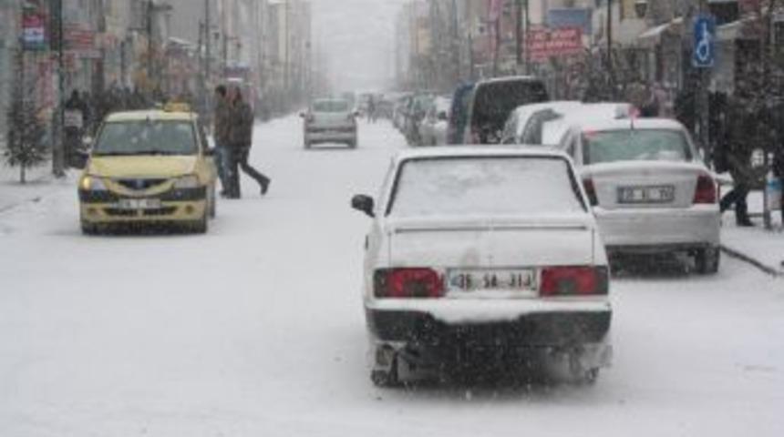 Kars'ta kar ve tipi 35 k&ouml;y yolunu ulaşıma kapattı