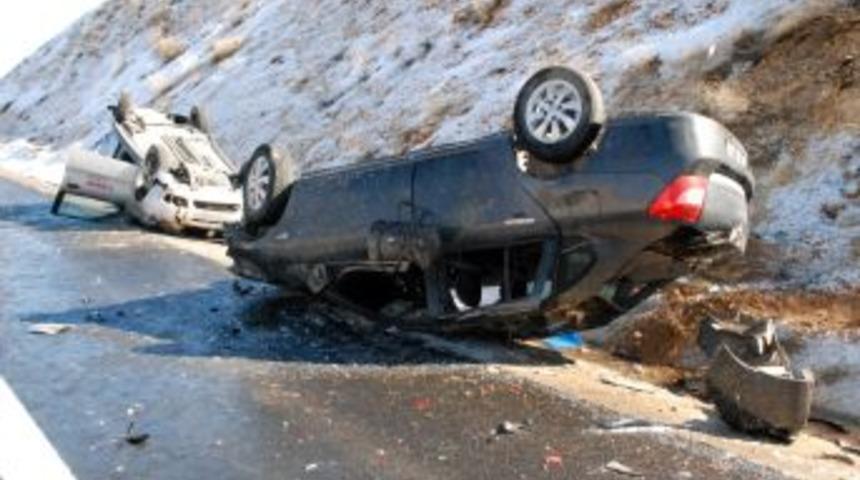 İki otomobil aynı noktada kaygan zeminde takla attı