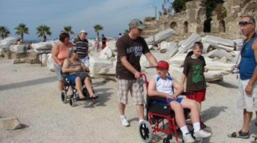 Barut: Belediyeler 'engelli turistleri' de g&ouml;z &ouml;n&uuml;nde bulundurmalı