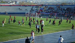 Son dakika gol&uuml;nde saha karıştı: &Ccedil;ocuk taraftarlar ma&ccedil; devam ederken futbolculara koştu