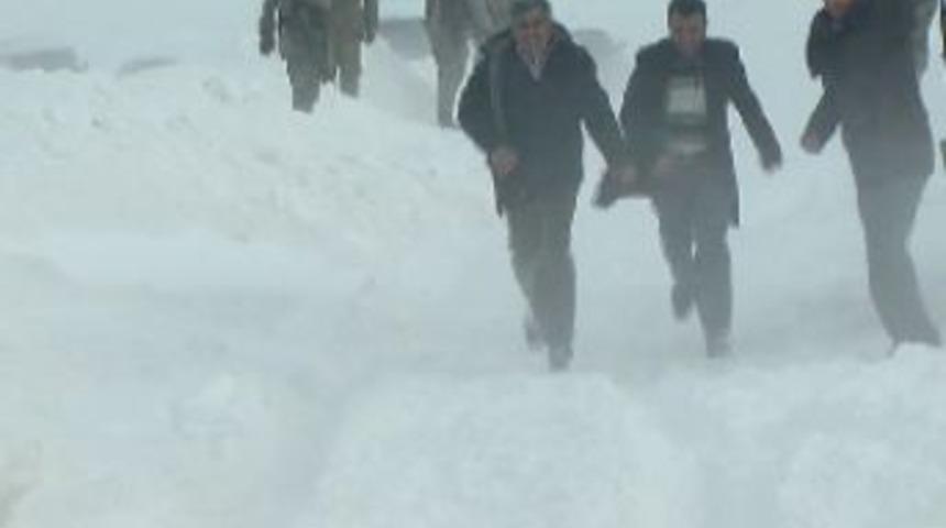 Muş&rsquo;ta mahsur kalanlar kurtarıldı