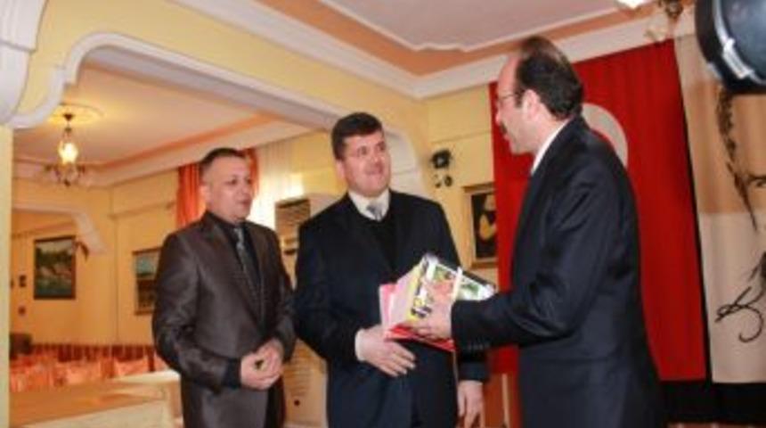 Türkiye Okuyor kampanyasına 50 bin kitap bağışlayan işadamlarına plaket