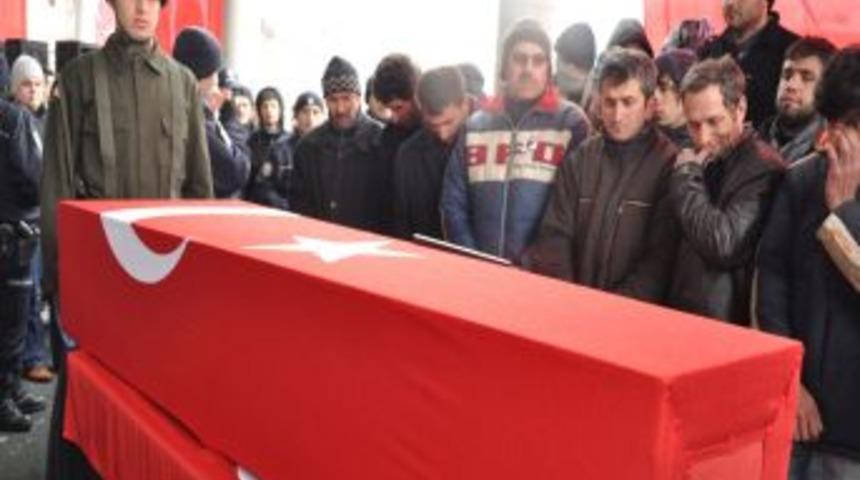 &Ccedil;ukurca'da şehit d&uuml;şen Onbaşı Metin &Ccedil;etin, son yolculuğuna uğurlandı