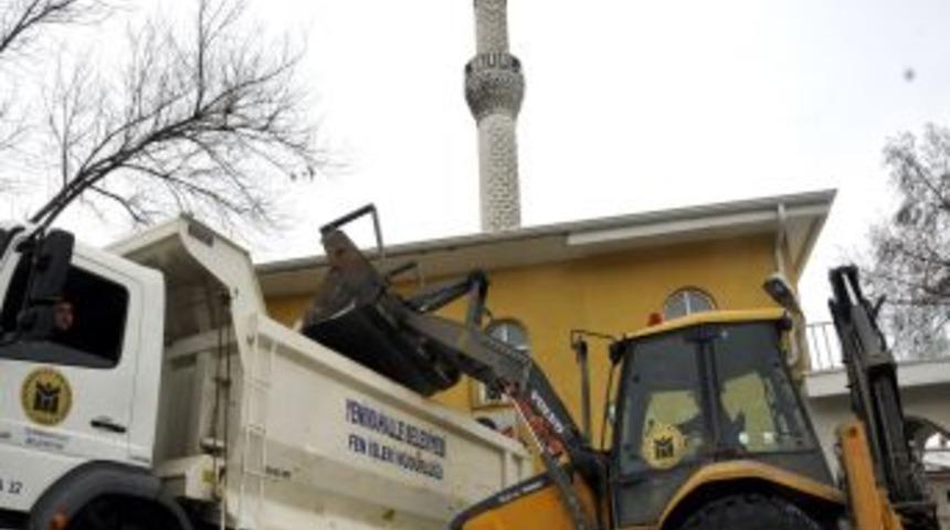 Yenimahalle'de ekipler cami, sağlık ocağı, okulların &ouml;nlerini temizliyor