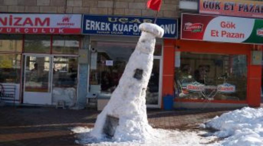 &Uuml;&ccedil; metrelik kardan peribacası