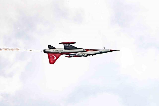 Türk Yıldızları gökyüzüne imzasını attı, izleyenler mest oldu 8