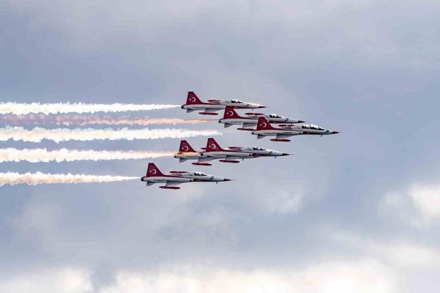 Türk Yıldızları gökyüzüne imzasını attı, izleyenler mest oldu 6
