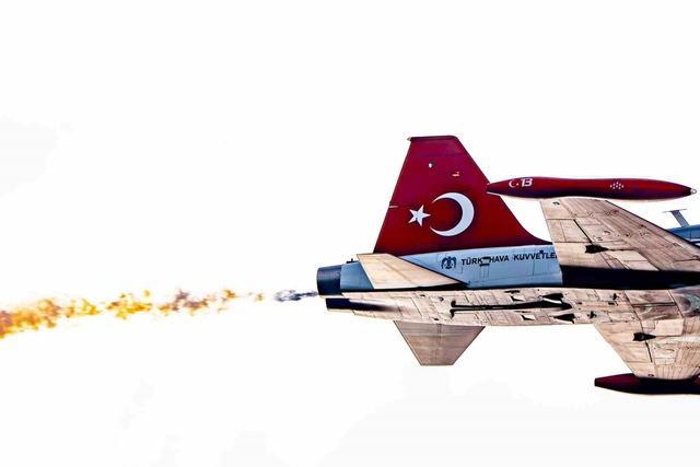Türk Yıldızları gökyüzüne imzasını attı, izleyenler mest oldu 3