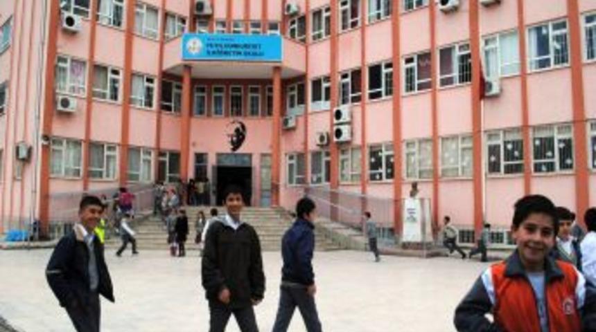 Yeni y&ouml;netmelikle okul bah&ccedil;elerinin park olması son buldu