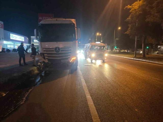 Tırın çarptığı elektrikli otomobil alev aldı 1