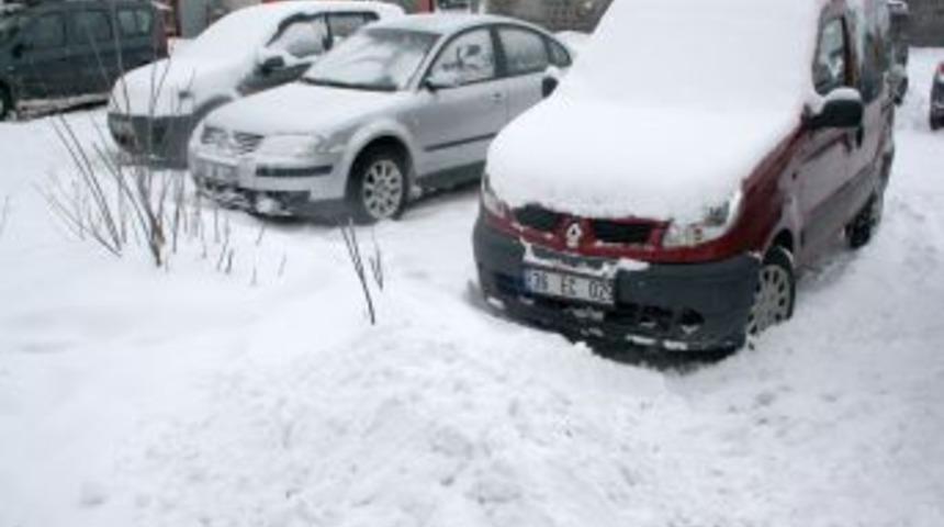 Ekiplerin ulaşıma a&ccedil;tığı k&ouml;y yolları, yoğun karla yeniden kapanıyor