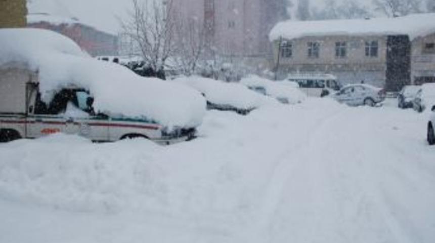 Patnos'ta yoğun kar hayatı olumsuz etkiliyor