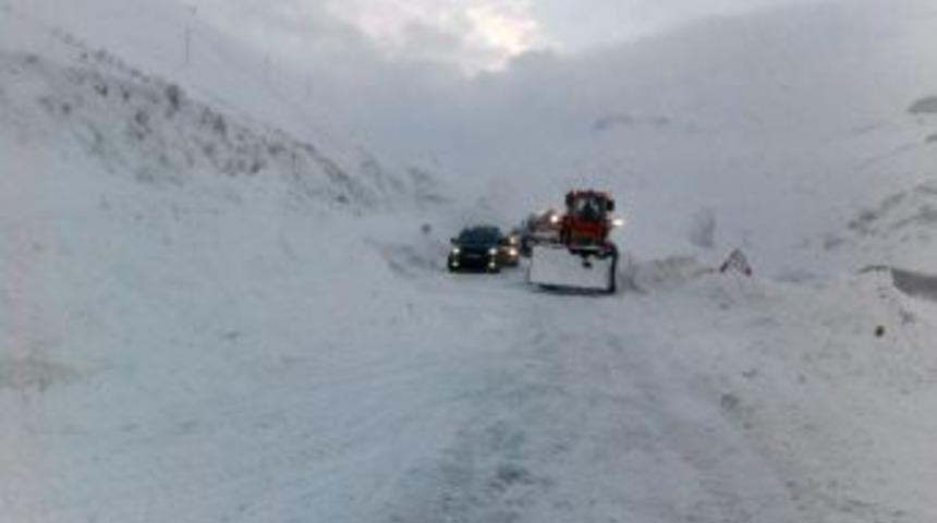 &Ccedil;ığ d&uuml;şen Ağrı-Van karayolu ulaşıma a&ccedil;ıldı