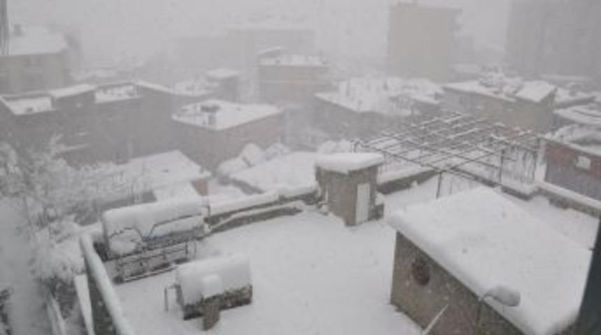 Şırnak&rsquo;ta yoğun kar yağışından dolayı k&ouml;y yolları kapandı