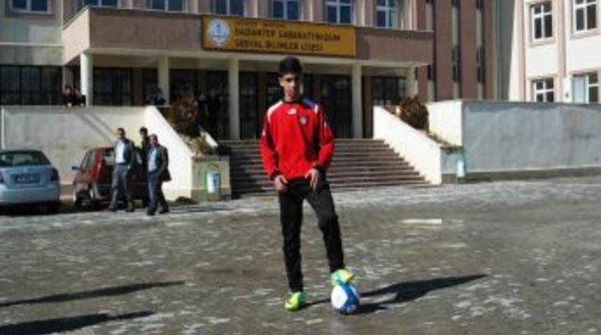 Sosyal Bilimler Lisesi &ouml;ğrencisi Fetullah, okulunda başarısını anlattı