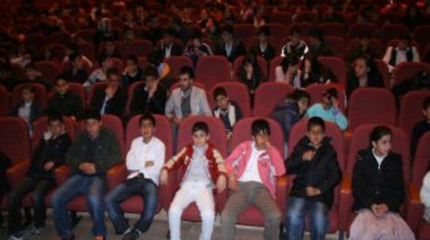 Depremzede &ccedil;ocuklar tiyatroda stres attı