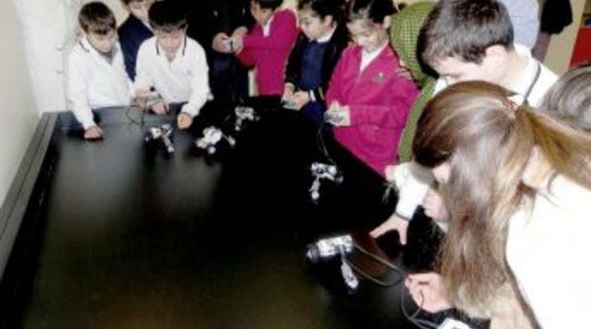 Kendi robotlarını yarıştırdılar